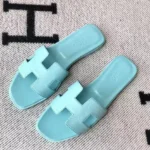 Sandal in calfskin with iconic "H" cut-out detail